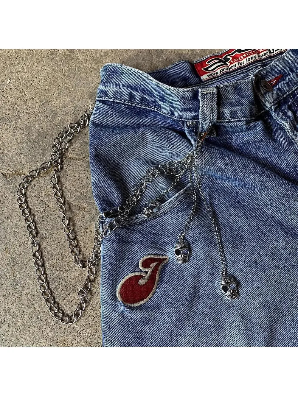 Y2k style skeleton skull pendant silver pocket chain. Punk emo grunge style.